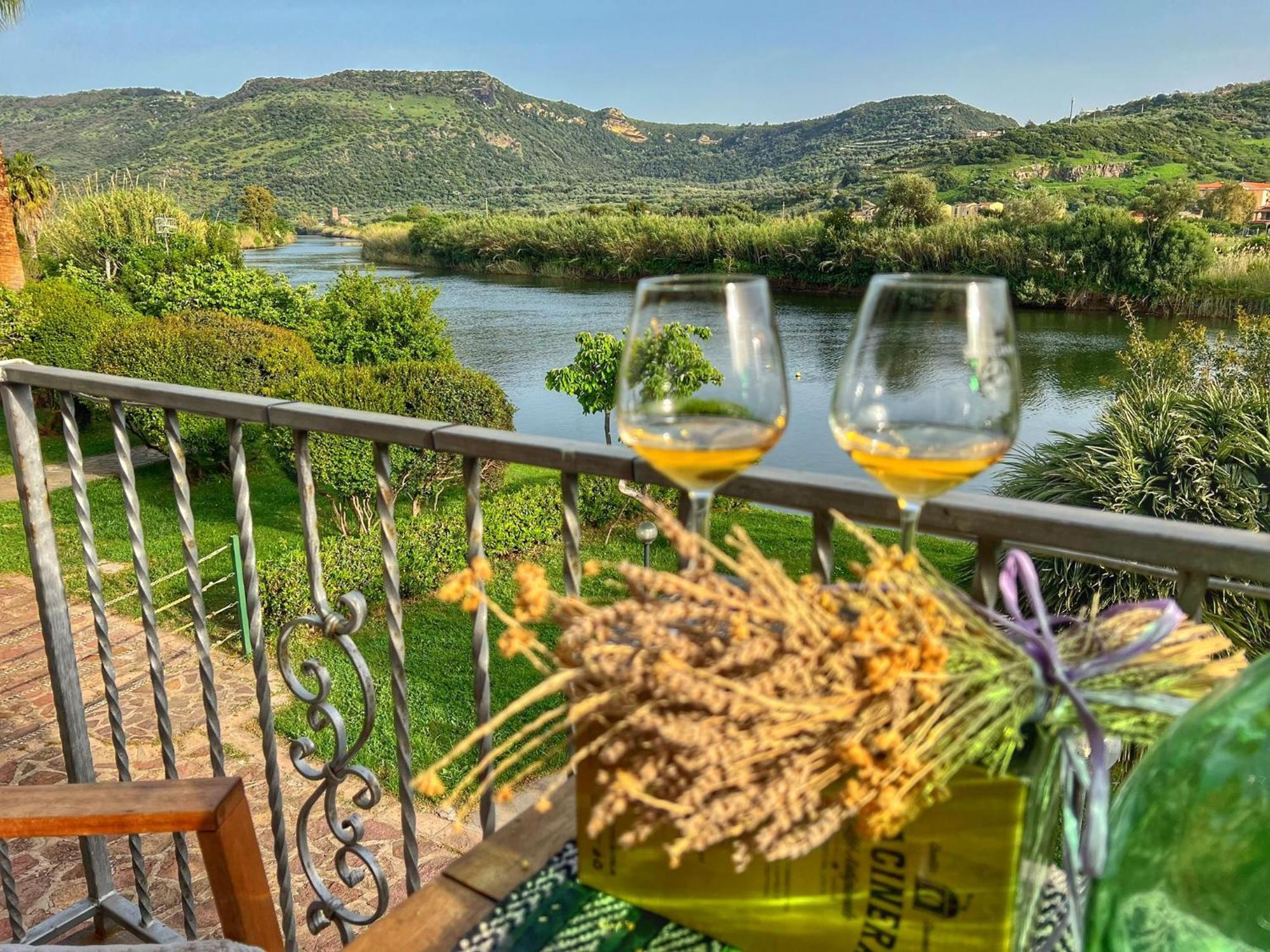 Temo River House Romantic Balcony And Peaceful Retreat In The Heart Of Bosa Luaran gambar